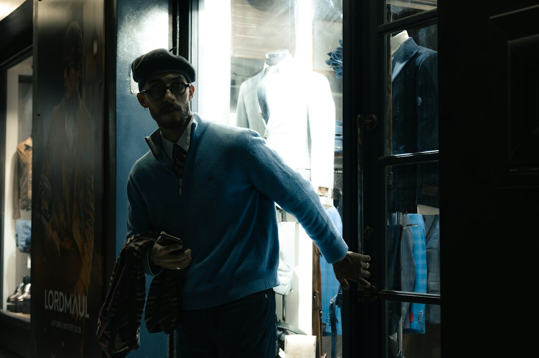 store detective watching