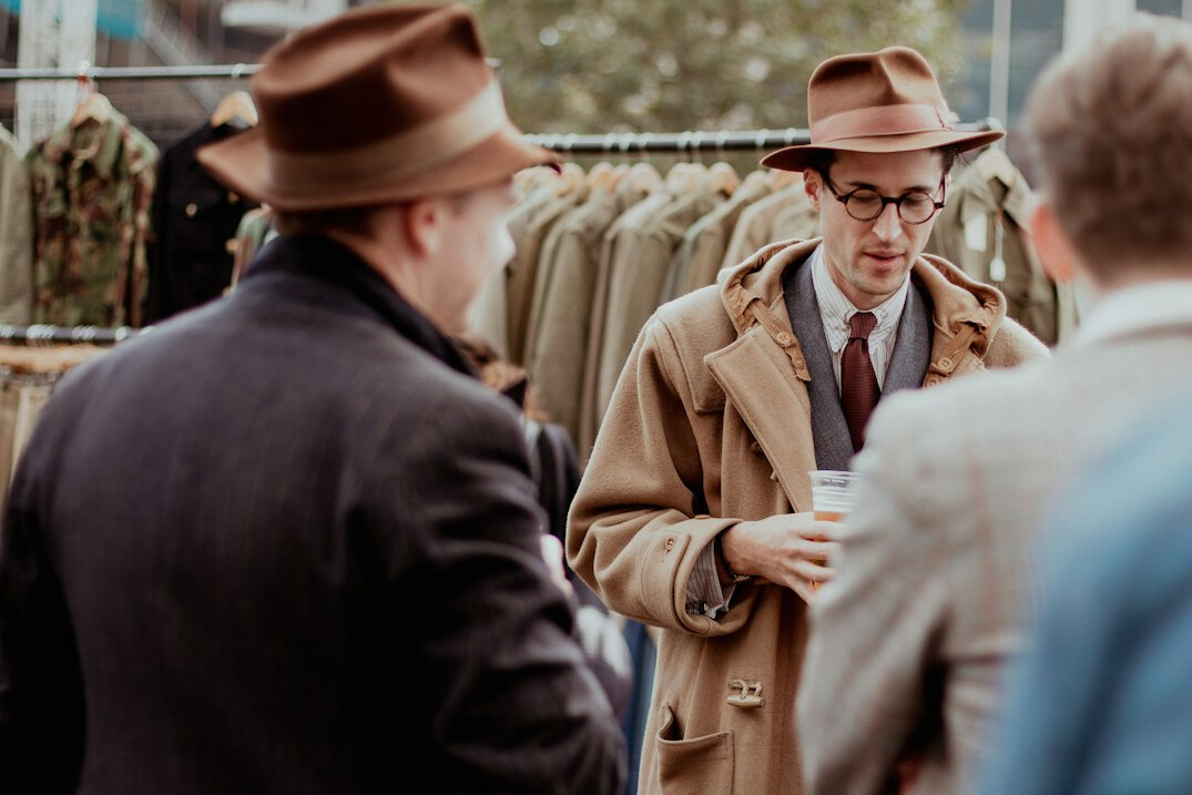 detective watching shopper