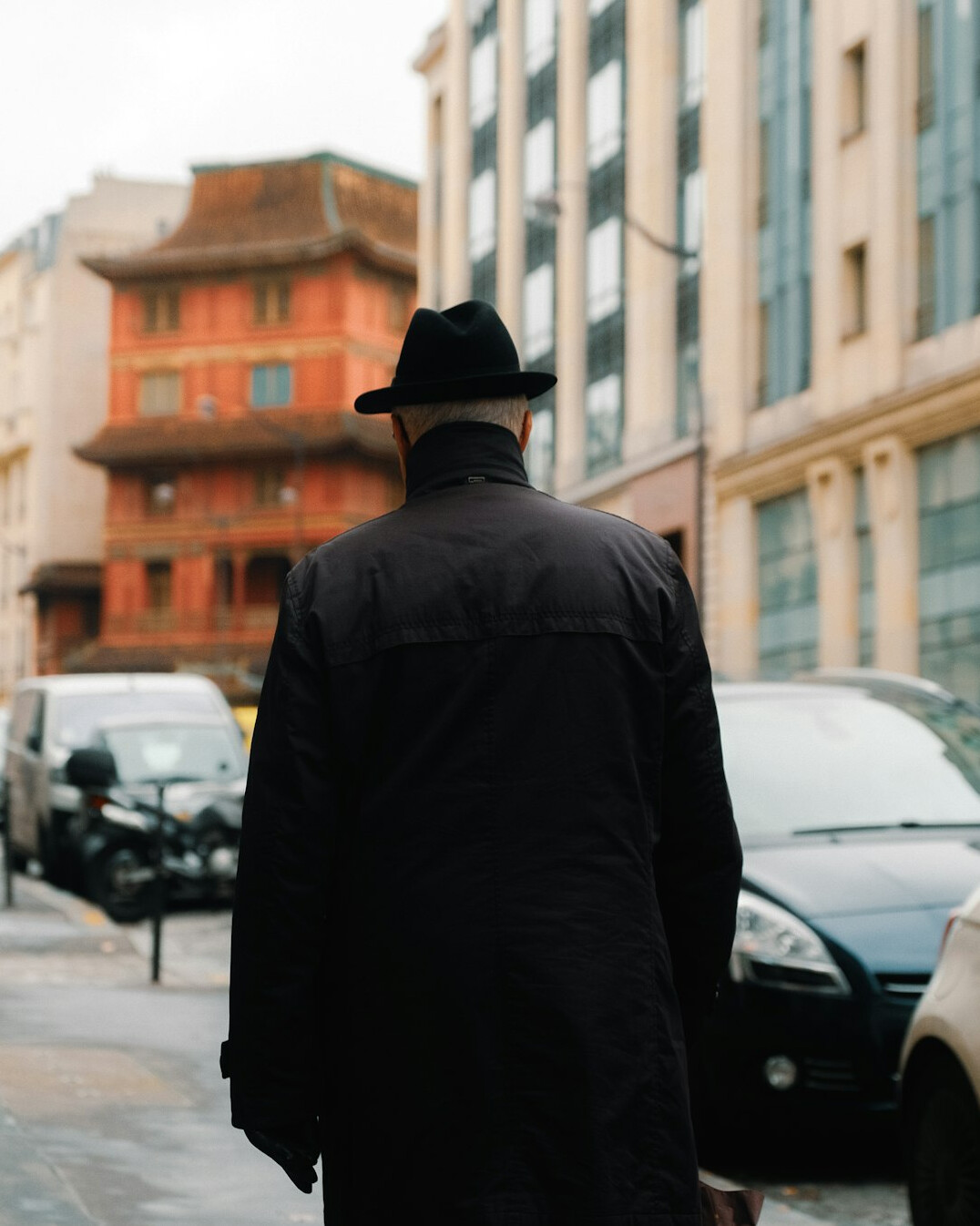 detective investigating theft